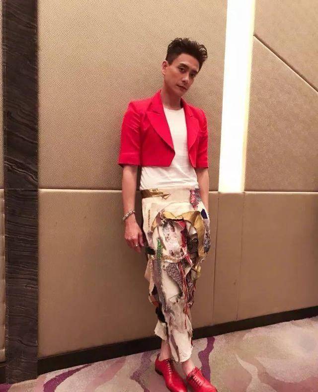 盛一伦可能还陷在《将军在上》第一美人的角色中,最新拍的杂志是努力