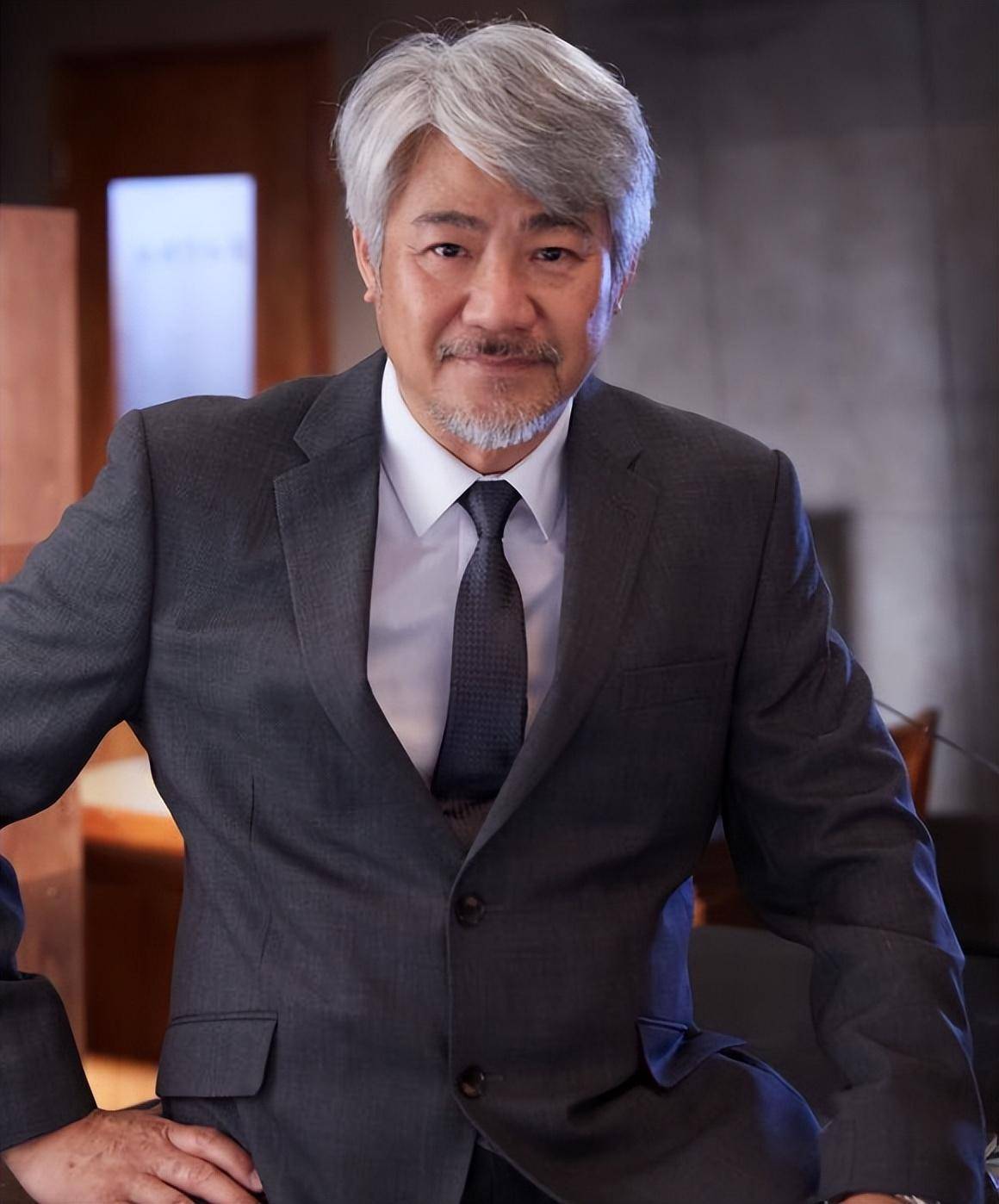 复出拍新剧《黑色月光》,因烂赌破产转行做殡葬生意_尹扬明_杨怡_观众