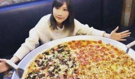 大胃王挑战亚洲最大披萨足足82寸网友连水都是用缸装