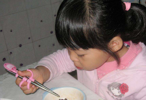 你的宝宝会用筷子吗？专家说:这个年龄用筷子最好！_儿童_锻炼_双手