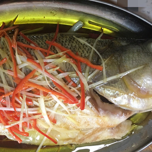 选用一斤左右的鲈鱼,蒸的时间恰到火候,鱼肉刚熟,细嫩爽滑,鱼肉的鲜美