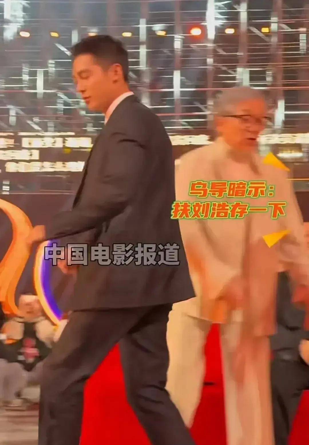 湖北这一晚,陈红妆太浓,蒋勤勤靠后站,张小斐太尴尬了_成龙_苏有朋