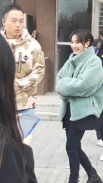 粉丝偶遇吴昕忘开美颜滤镜抓拍这么真实的样子谁不爱