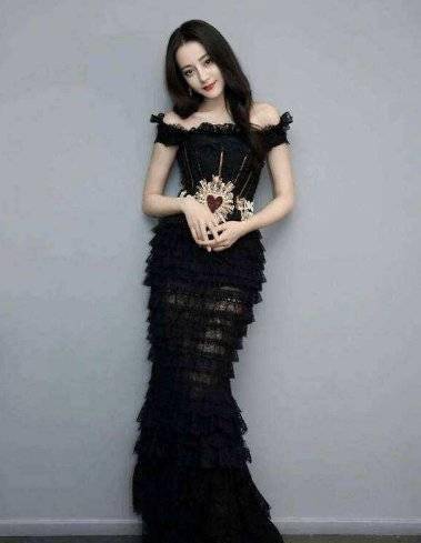 原创迪丽热巴和杨幂都是一身黑裙出席星光红毯你更喜欢谁的造型