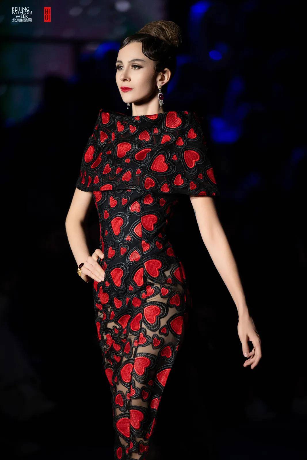 提供全民时尚的情绪价值设计师胡社光的新中式高定旗袍作品再次证明了