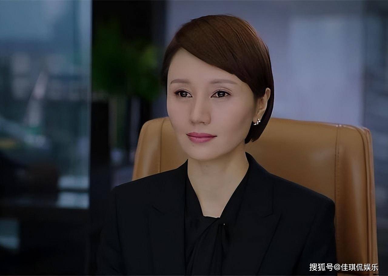 直到2017年,袁泉凭借电视剧《我的前半生》中的"唐晶"一角,重回观众