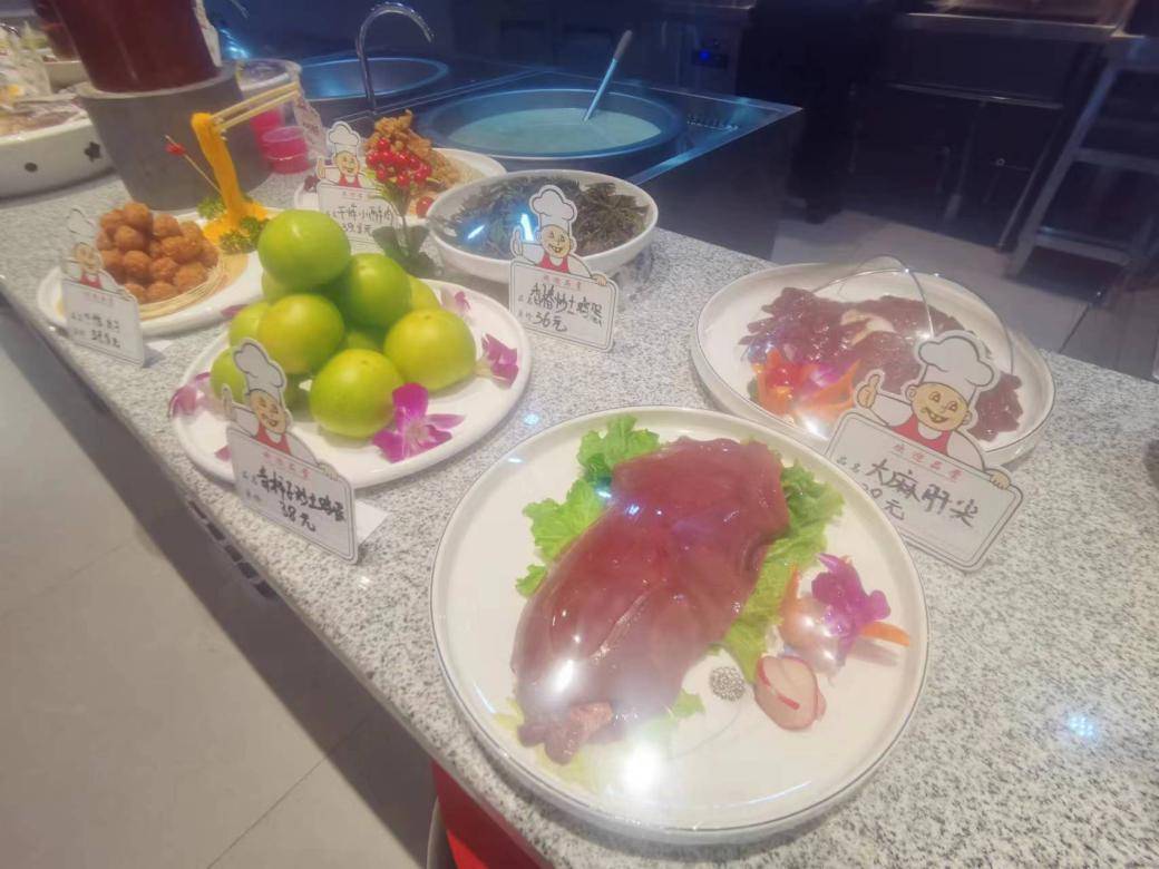这里的菜谱十分诱人,有烧鸽子,熏鸽子,原味老鸽汤,脆皮肘子,自制一块