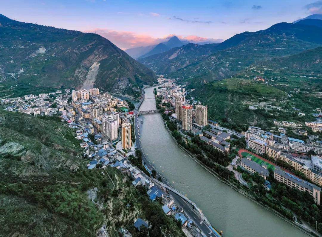 俞敏洪走进四川阿坝第一站带你读懂汶川