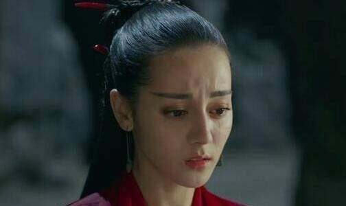 之前网络主播冯提莫上《快乐大本营》时,何炅称其为老师,引发了不少的