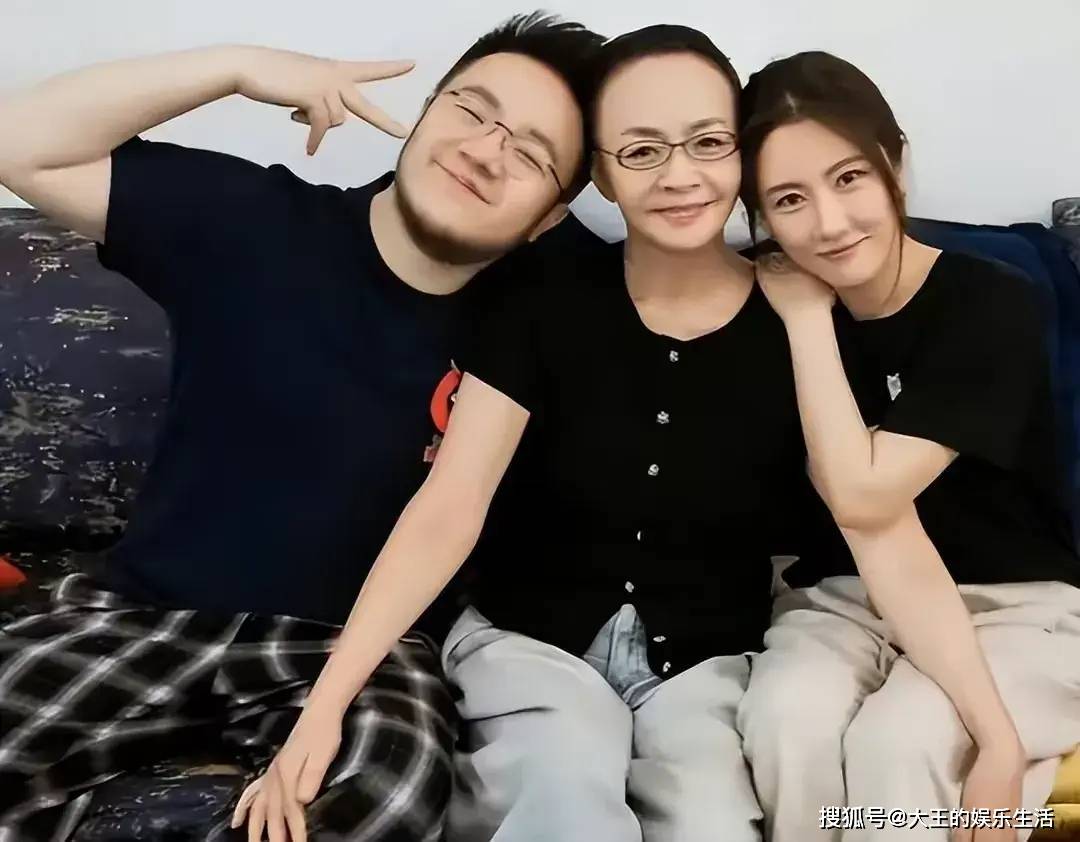 原创曝宋丹丹每天逛日坛公园留寸头面容似男性多套千万豪宅被曝光