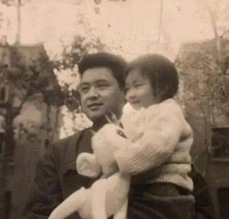 遭到父亲训斥的徐静蕾只好乖乖地拿起课本背诵,委屈地偷偷落泪.