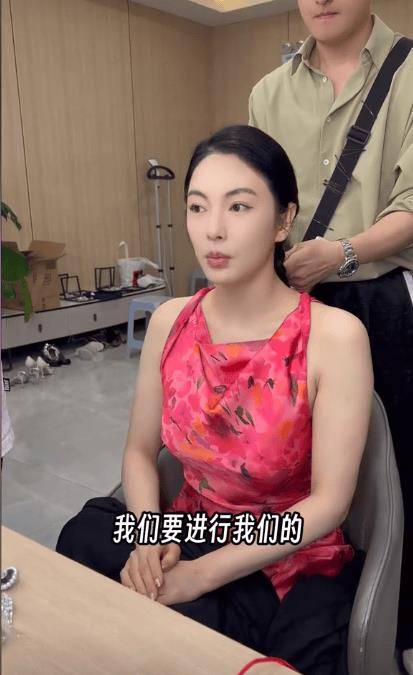 原创张雨绮cos15年前自己爆炸头身上绑两根带穿衣暴露身材好