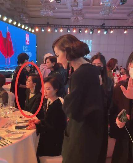 原创迪丽热巴的内场镜头来了没走红毯太可惜跟宋茜同桌待遇不同