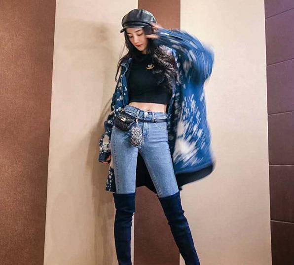 原创杨幂宅家健身大秀马甲线88斤体重再次创新低比刘亦菲自律多了