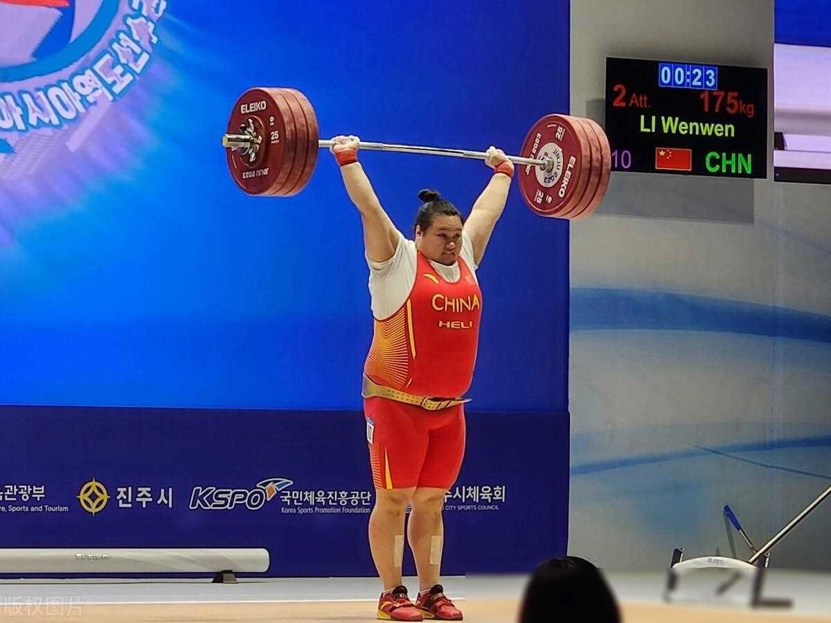 原创史上第一女大力士之争李雯雯一骑绝尘世界杯斩获三金
