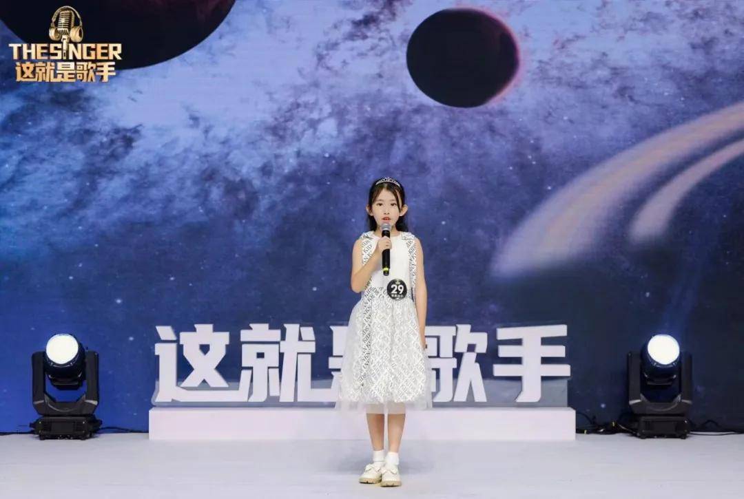 歌手专访祝贺余浚萱荣获本届这就是歌手最受欢迎歌手荣誉称号