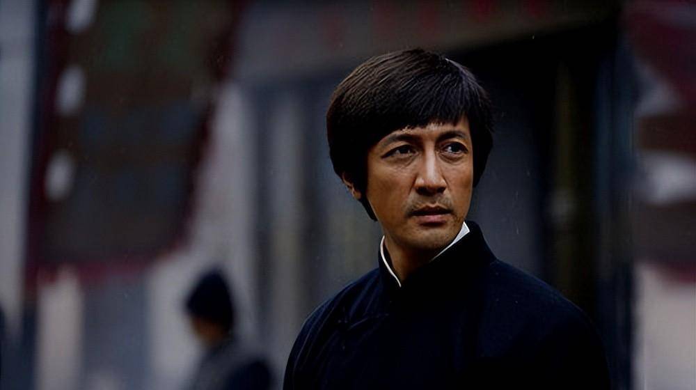 然而在《大秦赋》里,40岁的张鲁一居然扮演了12岁的少年秦始皇嬴政,他
