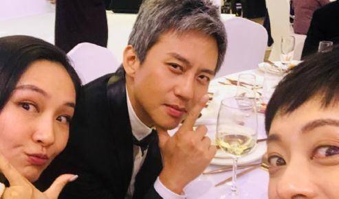 原创邓超和孙俪参加好友婚礼却被手上的戒指抢镜网友确定不沉吗