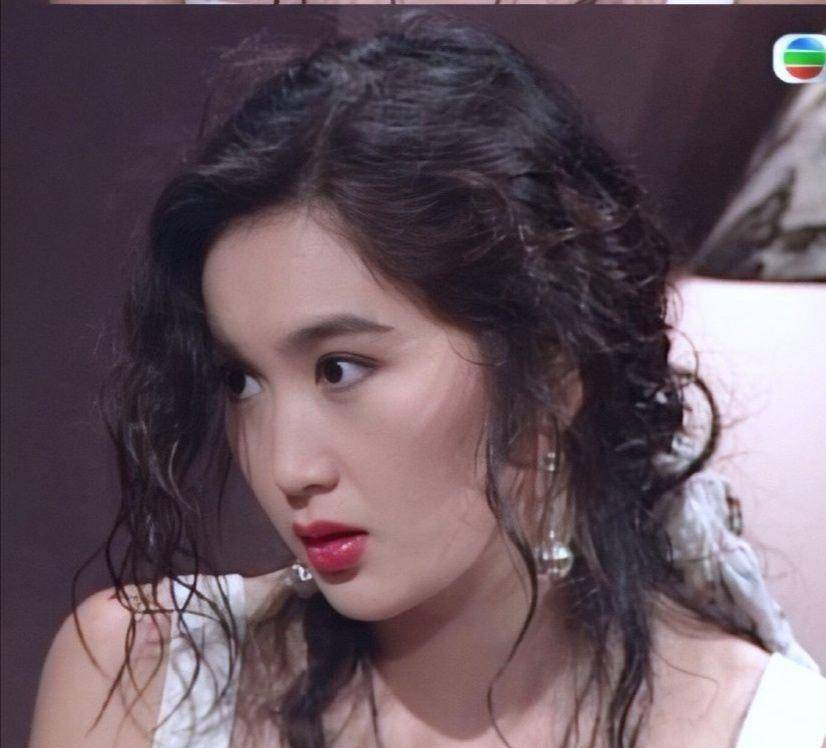 原创温碧霞真敢穿吊带露脐装秀身材当自己还是小姑娘
