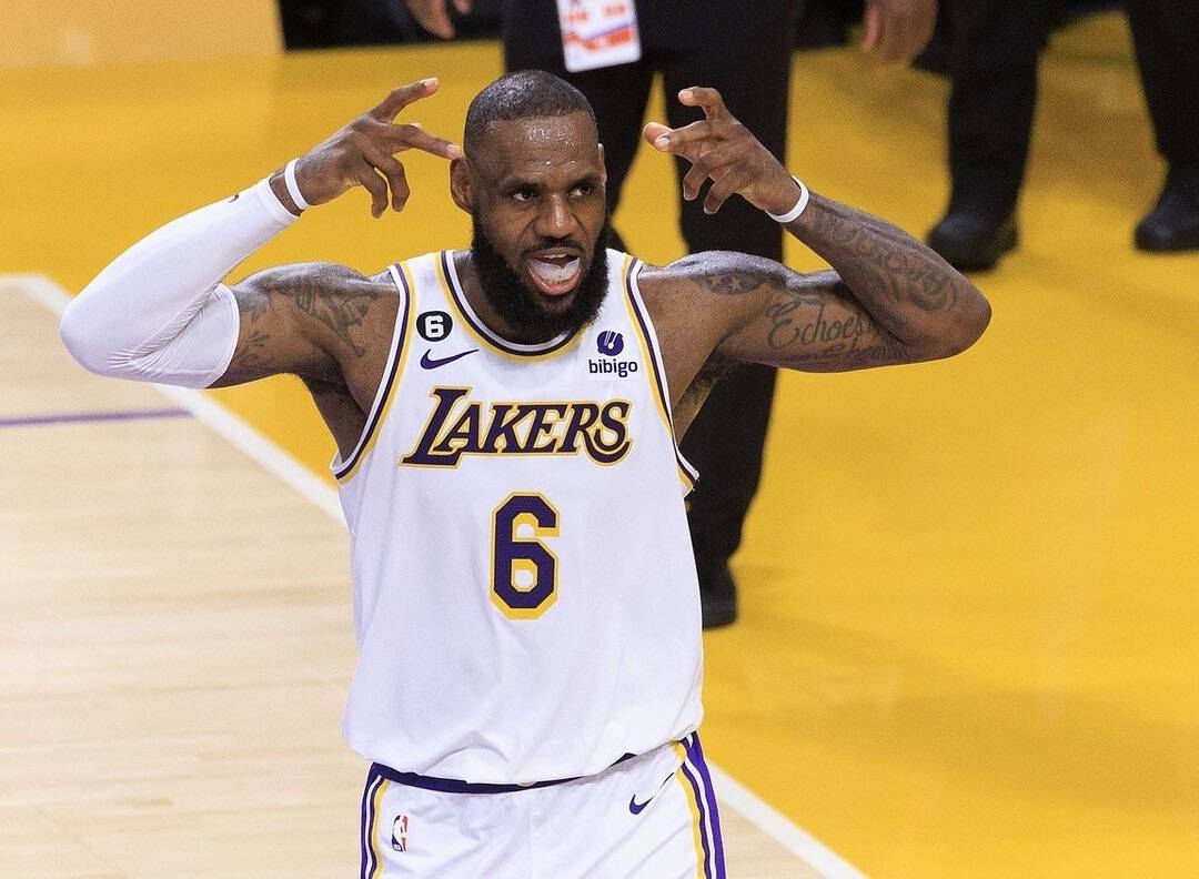 詹姆斯是如何被一步步捧杀的