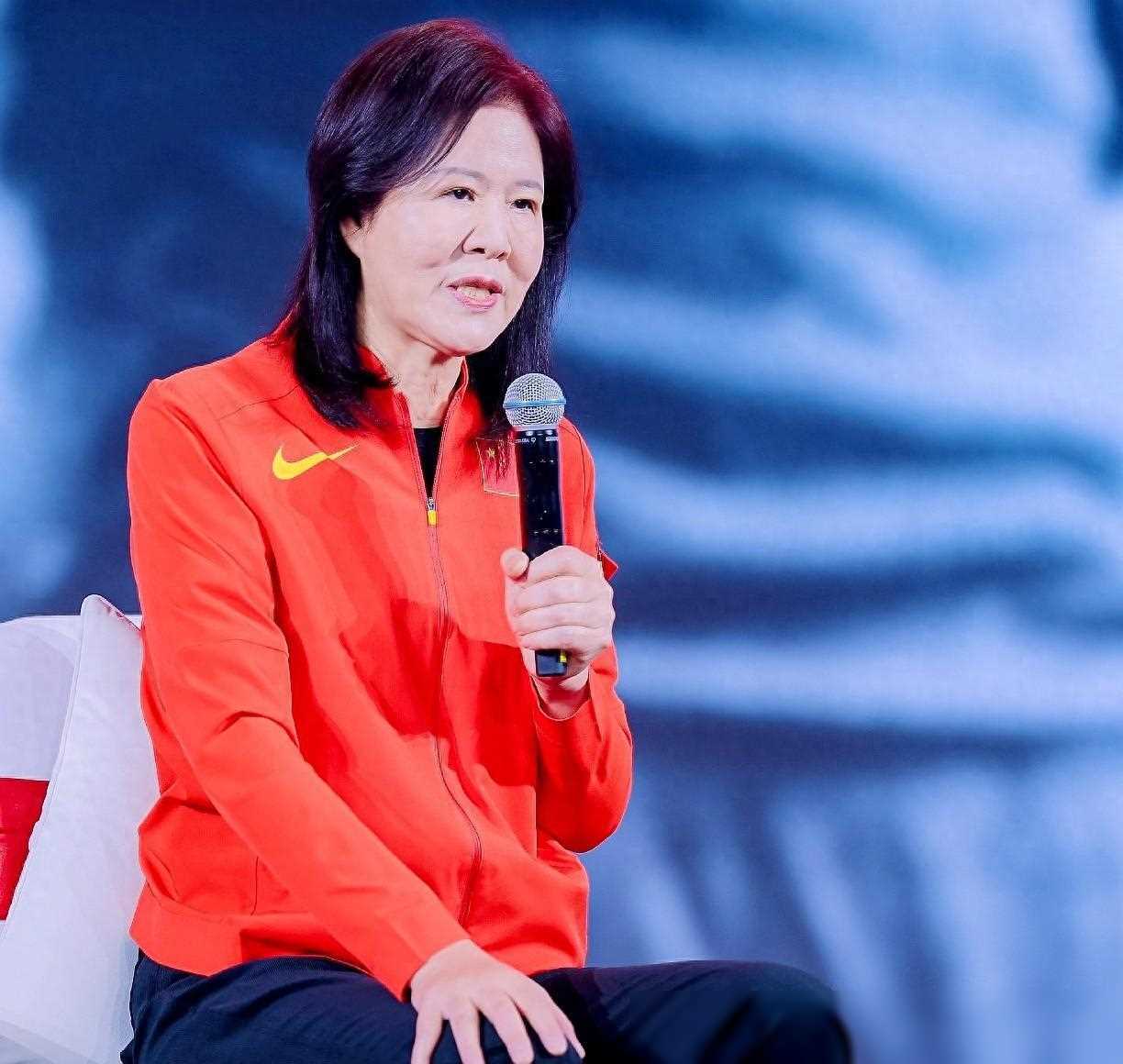 女排传奇郎平回国参加活动,发福更显年轻风采_中国__