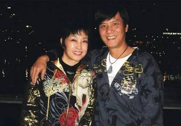 伍卫国是香港人,刘晓庆的事业在国内.