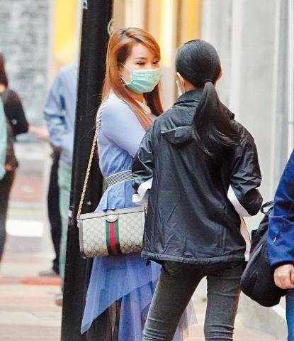 现年53岁的邓兆尊身形瘦削却精力旺盛,多年来驭女有术能同时交三位女