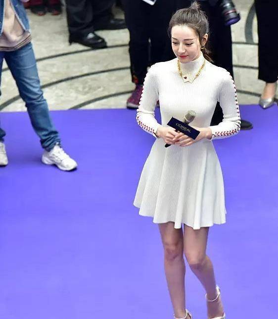 迪丽热巴以她的1米68身高而闻名,是一个众所周知的时尚达人.