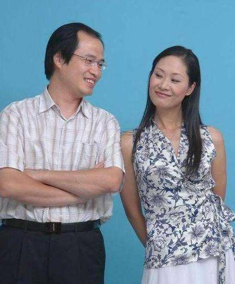 原创55岁于文华全家照25岁女儿如花似玉二婚丈夫也超级帅气