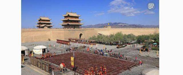 嘉峪关位于甘肃省嘉峪关市西5公里处最狭窄的山谷中部,城关两侧的城墙