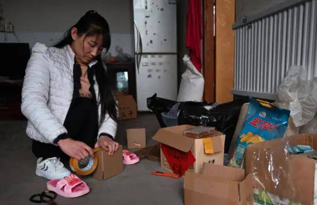 原创山东美女主播爬行生活36年24岁嫁46岁男人现在活成这样