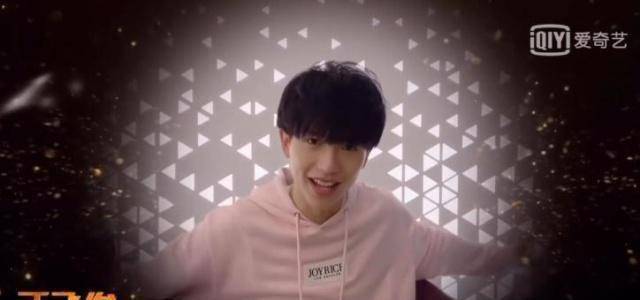 而许珑瀚的祝福非常有趣哦,他告诉邓超元在许愿的时候,一定要喊:iwan