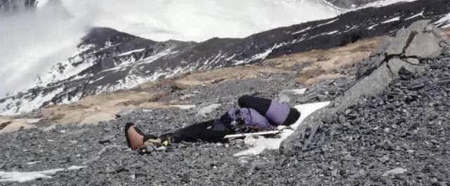 原创珠峰上的睡美人冰封9年百人路过无视只有一人做了件傻事