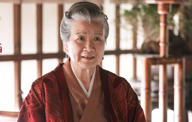 原创传奇老太太家中遇盗她不仅保住家产大盗还给她钱