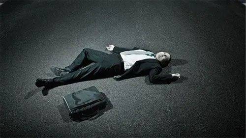 原创男子在床上支小桌子办公一夜险猝死长时间盘腿办公有什么危险