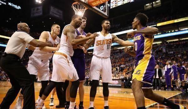 原创第二个尼克杨湖人小将倒地无队友理睬而对手4队友过来帮忙