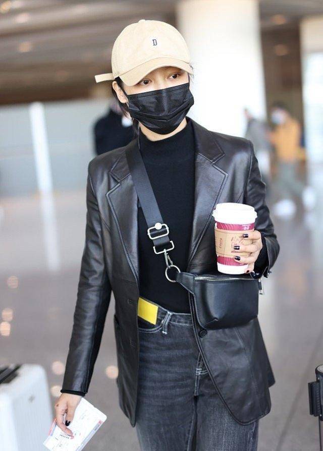 原创辛芷蕾端咖啡杯穿皮衣太霸气看到下身的那一刻裤子穿歪了