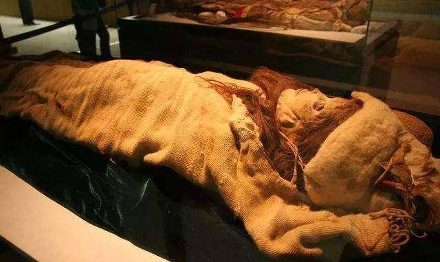 湖北挖出一具干尸两千多年不腐嘴里含有一件国宝