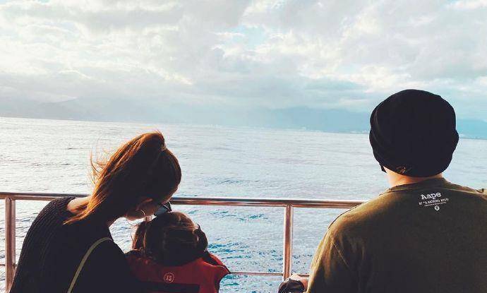 原创昆凌在海边荡秋千对摄影师周杰伦回眸一笑的样子好美