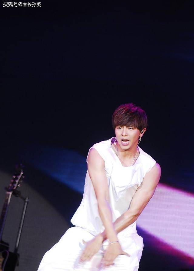 网友罕见集体站队,中戏导演警告张韶涵_照片_黄鸿升