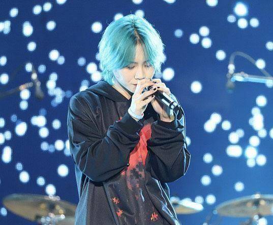 入圈,头顶绿毛造型浮夸,与姐姐窦靖童一样另类_王菲_窦家媛_李亚鹏