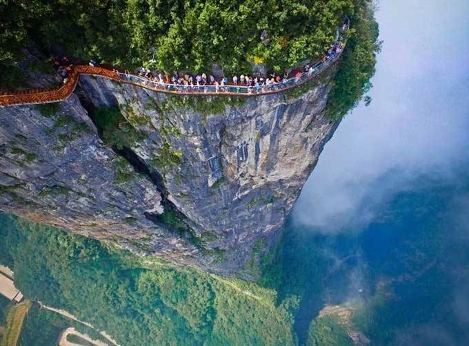 b线:>乘坐环保车上>仰望天门洞>乘坐山顶扶梯上至山顶>走山顶东线>