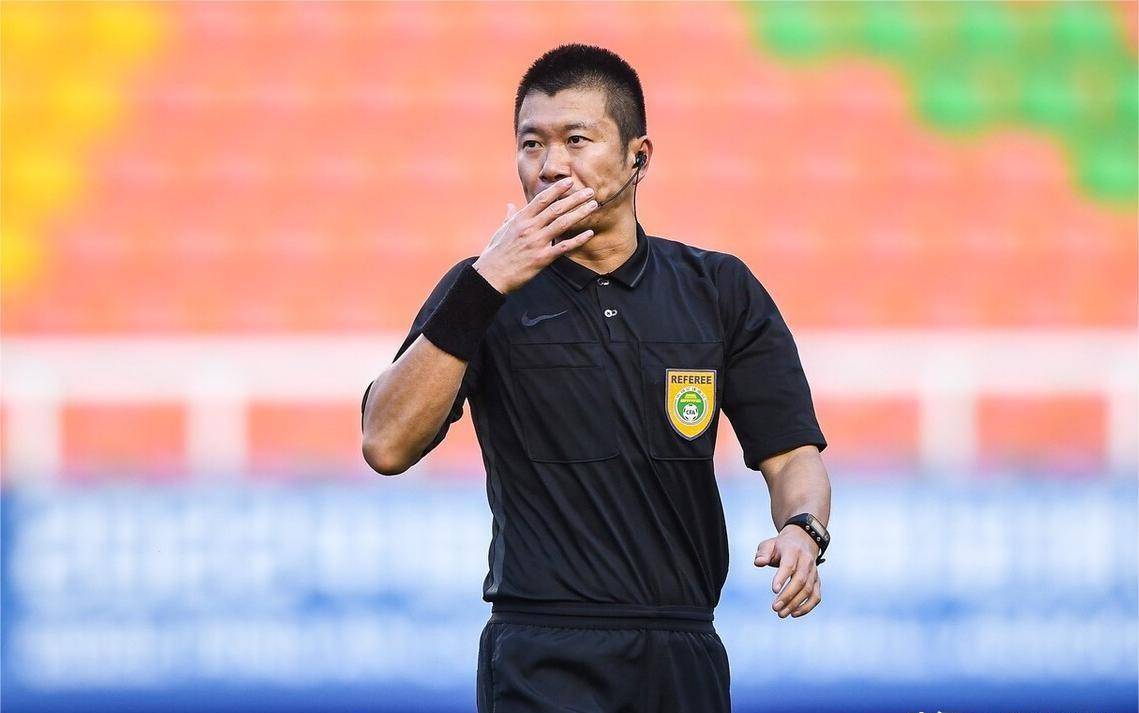 原创女边裁亮相搭档马宁执法海港泰山梁松尚首秀李海新主哨京沪