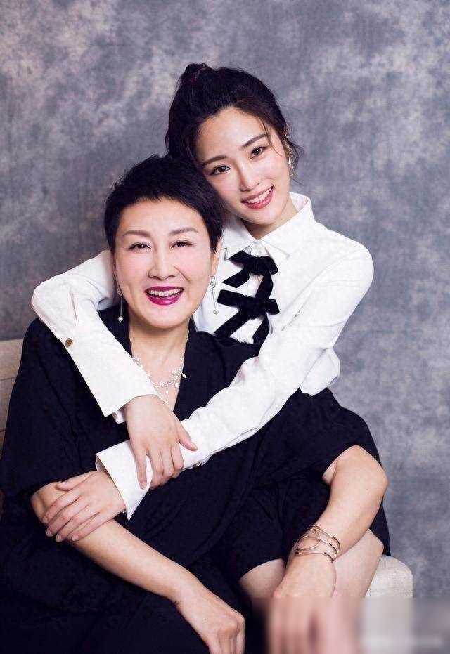 如陈龙和章龄之这对夫妻,他们的爱情始于共同参演的电视剧《猎场》.