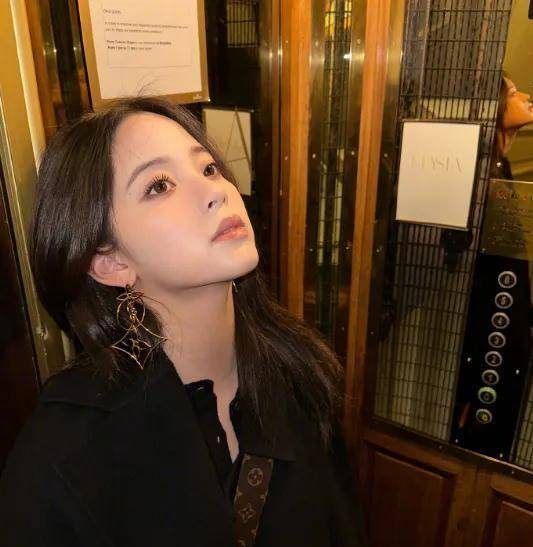 最近,三个姐妹带着母亲傅娟参加了芒果台的母女综艺节目,展示了欧阳一