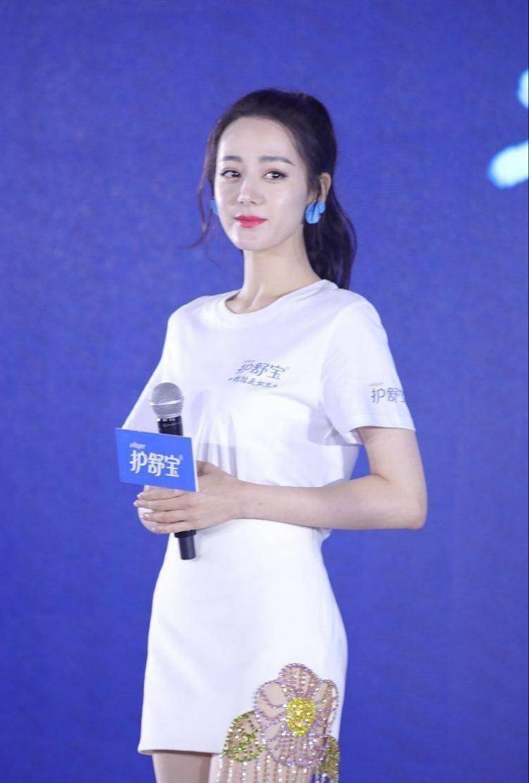 原创迪丽热巴的气质太特别了纯白套装看着挺清纯却让人移不开眼