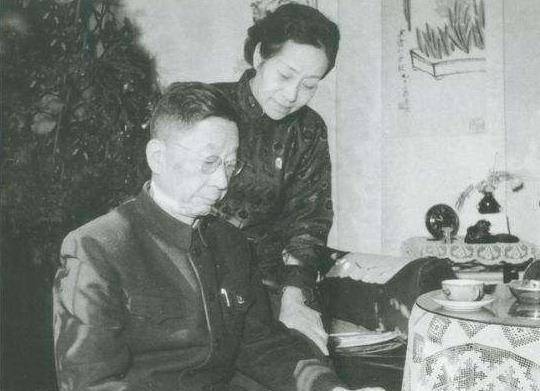 丈夫爱上自己女学生妻子怀抱一对儿女说出10字少女主动退出