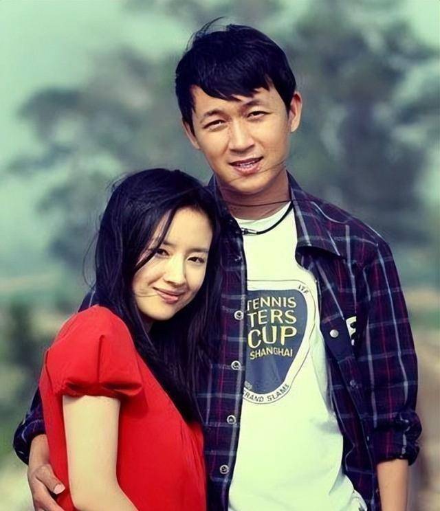 董洁晒军装照庆母亲节万里挑一颜值出众表白妈妈照顾全家不易