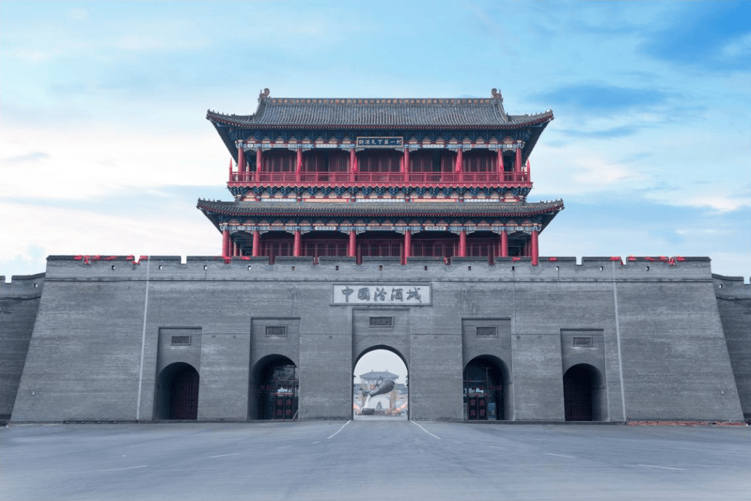 因产于山西省汾阳市杏花村,又称"杏花村酒".