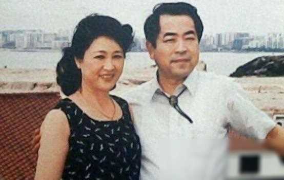 范曾的新婚对象徐萌,也是一位与他年龄相差甚远的女士.